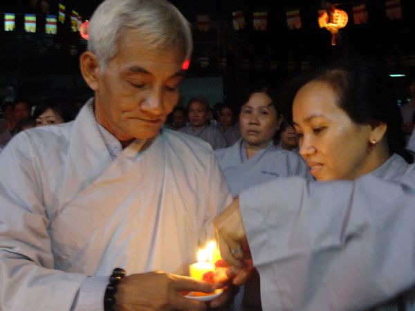 Tiền Giang: Đại lễ hoa đăng mừng vía Phật A Di Đà tại chùa Kim Linh I