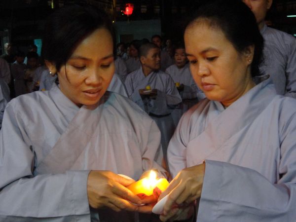 Tiền Giang: Đại lễ hoa đăng mừng vía Phật A Di Đà tại chùa Kim Linh I