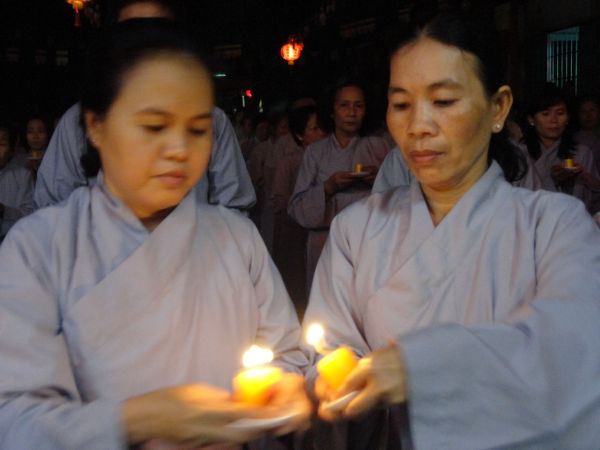 Tiền Giang: Đại lễ hoa đăng mừng vía Phật A Di Đà tại chùa Kim Linh I
