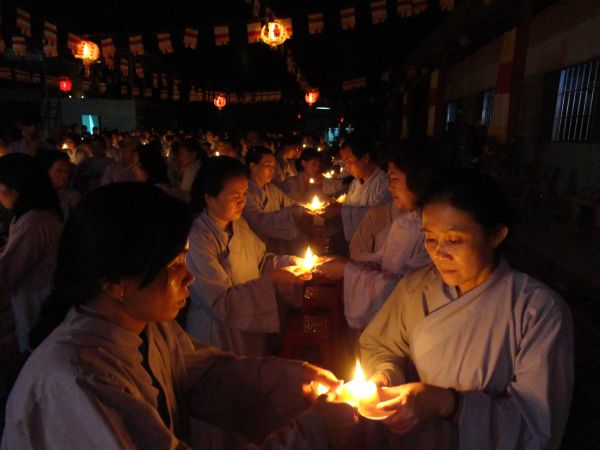 Tiền Giang: Đại lễ hoa đăng mừng vía Phật A Di Đà tại chùa Kim Linh I