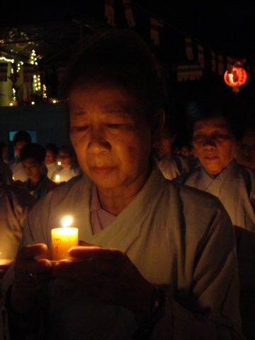 Tiền Giang: Đại lễ hoa đăng mừng vía Phật A Di Đà tại chùa Kim Linh I