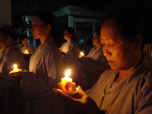 Tiền Giang: Đại lễ hoa đăng mừng vía Phật A Di Đà tại chùa Kim Linh I