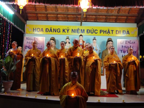 Tiền Giang: Đại lễ hoa đăng mừng vía Phật A Di Đà tại chùa Kim Linh I