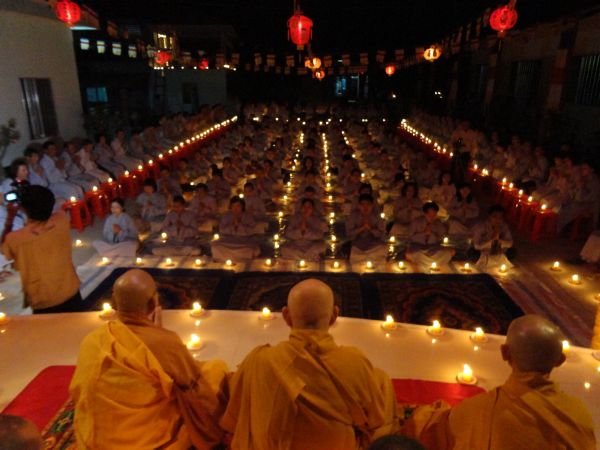 Tiền Giang: Đại lễ hoa đăng mừng vía Phật A Di Đà tại chùa Kim Linh I