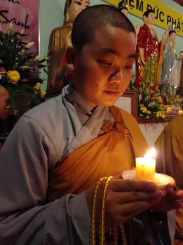 Tiền Giang: Đại lễ hoa đăng mừng vía Phật A Di Đà tại chùa Kim Linh I