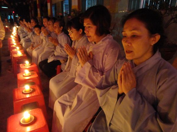 Tiền Giang: Đại lễ hoa đăng mừng vía Phật A Di Đà tại chùa Kim Linh I