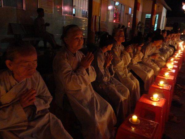 Tiền Giang: Đại lễ hoa đăng mừng vía Phật A Di Đà tại chùa Kim Linh I