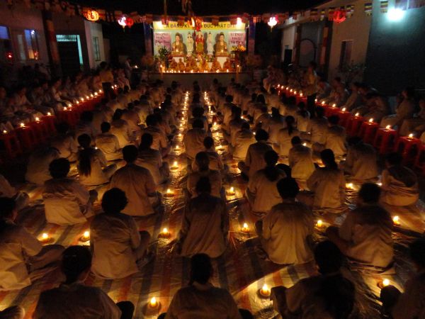 Tiền Giang: Đại lễ hoa đăng mừng vía Phật A Di Đà tại chùa Kim Linh I