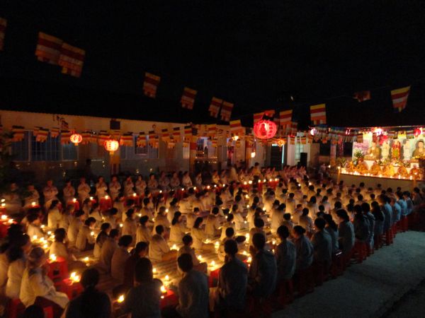 Tiền Giang: Đại lễ hoa đăng mừng vía Phật A Di Đà tại chùa Kim Linh I