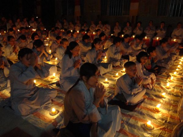 Tiền Giang: Đại lễ hoa đăng mừng vía Phật A Di Đà tại chùa Kim Linh I