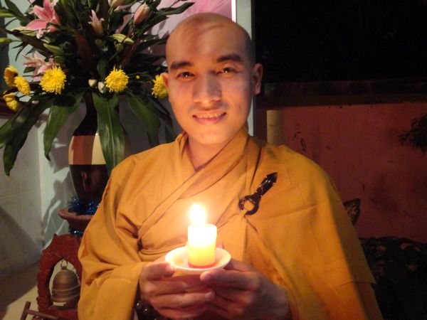 Tiền Giang: Đại lễ hoa đăng mừng vía Phật A Di Đà tại chùa Kim Linh I