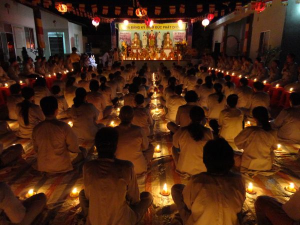 Tiền Giang: Đại lễ hoa đăng mừng vía Phật A Di Đà tại chùa Kim Linh I
