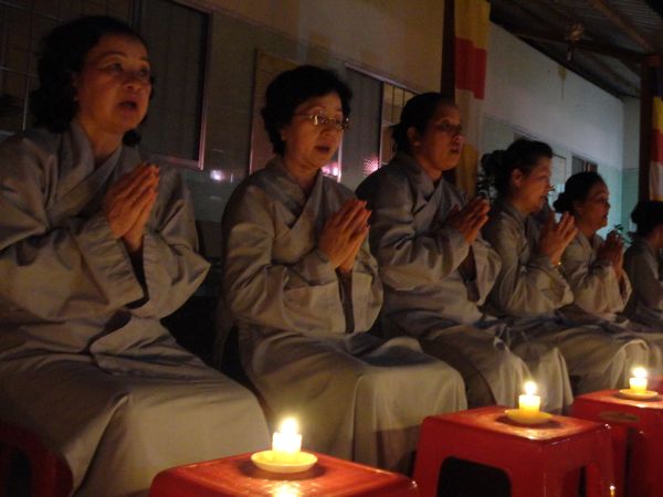 Tiền Giang: Đại lễ hoa đăng mừng vía Phật A Di Đà tại chùa Kim Linh I