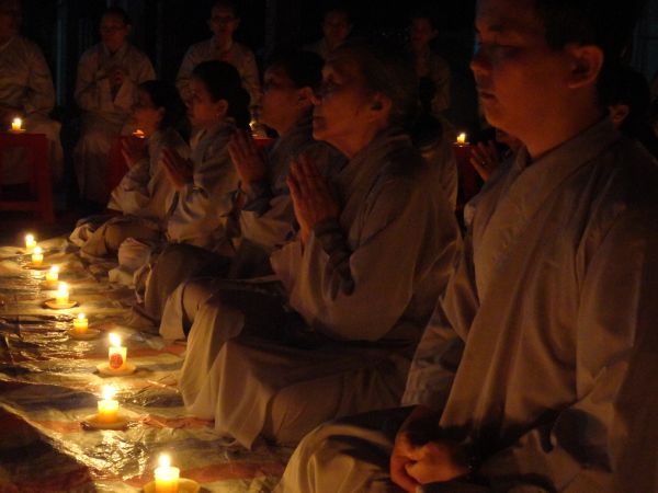 Tiền Giang: Đại lễ hoa đăng mừng vía Phật A Di Đà tại chùa Kim Linh I