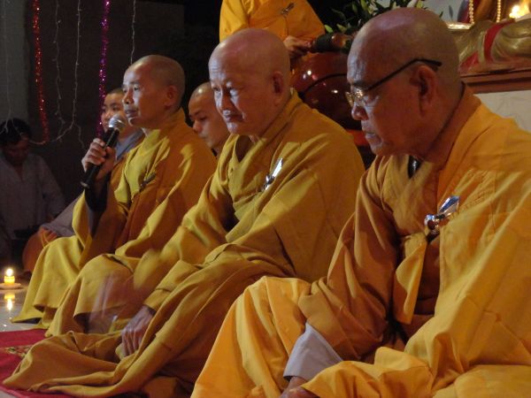 Tiền Giang: Đại lễ hoa đăng mừng vía Phật A Di Đà tại chùa Kim Linh I