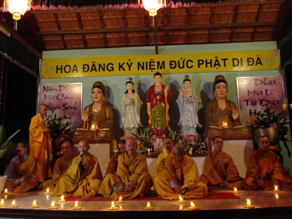 Tiền Giang: Đại lễ hoa đăng mừng vía Phật A Di Đà tại chùa Kim Linh I