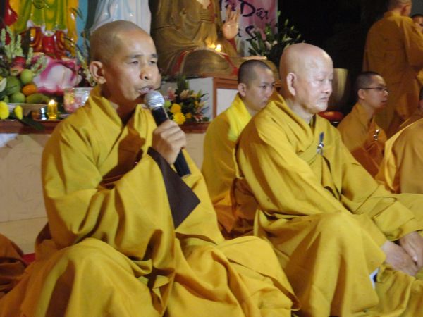 Tiền Giang: Đại lễ hoa đăng mừng vía Phật A Di Đà tại chùa Kim Linh I