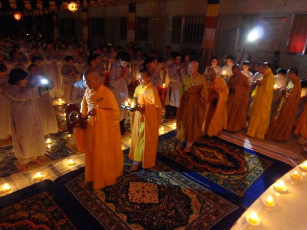 Tiền Giang: Đại lễ hoa đăng mừng vía Phật A Di Đà tại chùa Kim Linh I