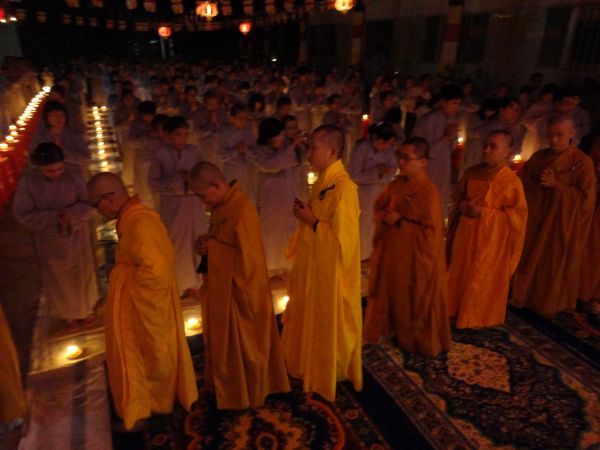 Tiền Giang: Đại lễ hoa đăng mừng vía Phật A Di Đà tại chùa Kim Linh I