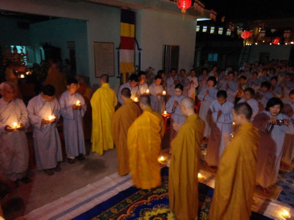 Tiền Giang: Đại lễ hoa đăng mừng vía Phật A Di Đà tại chùa Kim Linh I