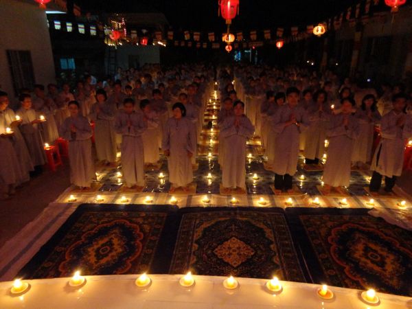 Tiền Giang: Đại lễ hoa đăng mừng vía Phật A Di Đà tại chùa Kim Linh I