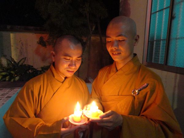 Tiền Giang: Đại lễ hoa đăng mừng vía Phật A Di Đà tại chùa Kim Linh I