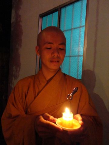 Tiền Giang: Đại lễ hoa đăng mừng vía Phật A Di Đà tại chùa Kim Linh I