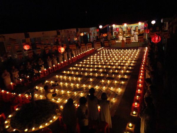 Tiền Giang: Đại lễ hoa đăng mừng vía Phật A Di Đà tại chùa Kim Linh I