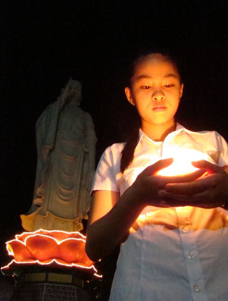 Thắp nến cầu nguyện – Hướng về cội nguồn