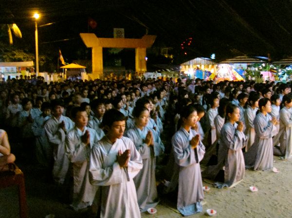 Thắp nến cầu nguyện – Hướng về cội nguồn