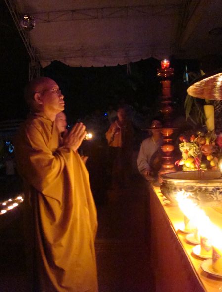 Thắp nến cầu nguyện – Hướng về cội nguồn