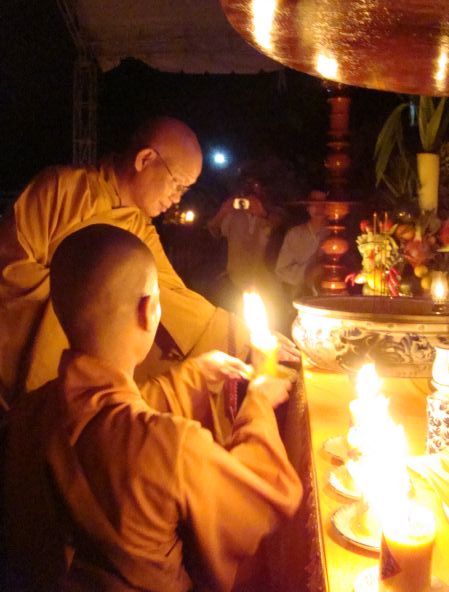 Thắp nến cầu nguyện – Hướng về cội nguồn