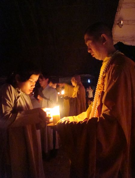 Thắp nến cầu nguyện – Hướng về cội nguồn