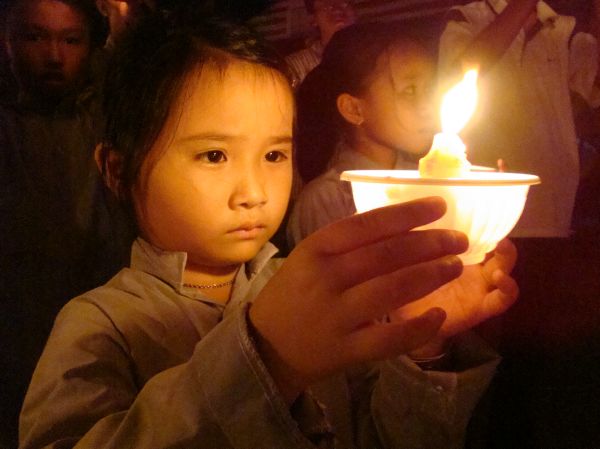 Thắp nến cầu nguyện – Hướng về cội nguồn