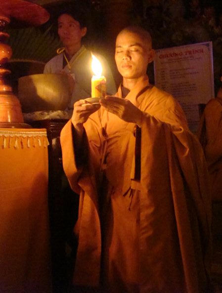 Thắp nến cầu nguyện – Hướng về cội nguồn