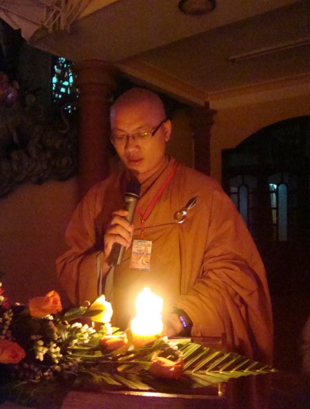 Thắp nến cầu nguyện – Hướng về cội nguồn