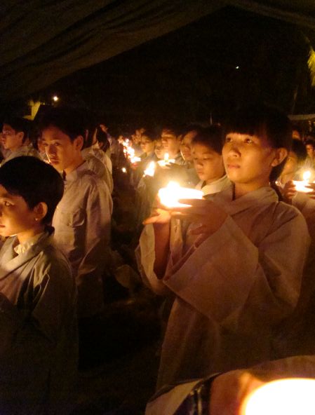 Thắp nến cầu nguyện – Hướng về cội nguồn