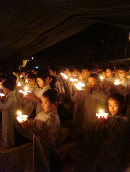 Thắp nến cầu nguyện – Hướng về cội nguồn