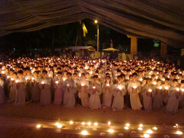 Thắp nến cầu nguyện – Hướng về cội nguồn