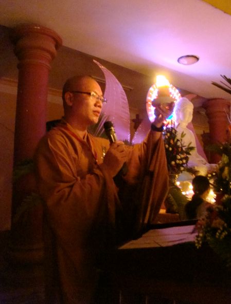 Thắp nến cầu nguyện – Hướng về cội nguồn