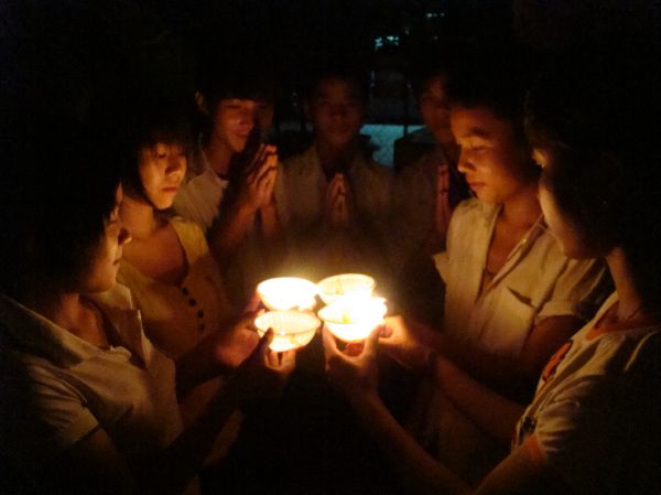 Thắp nến cầu nguyện – Hướng về cội nguồn