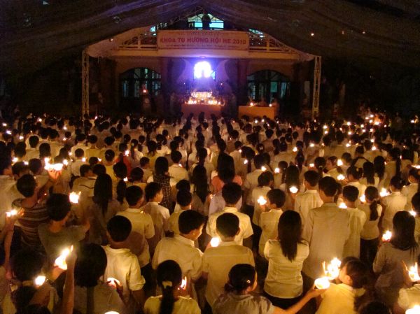 Thắp nến cầu nguyện – Hướng về cội nguồn