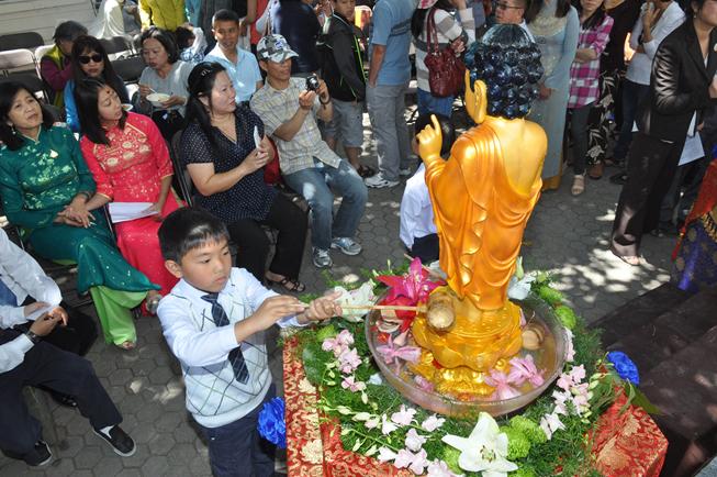 Hoa Kỳ: tâm từ khởi sáng mùa Phật Đản Vesak tại Chùa Liễu Quán