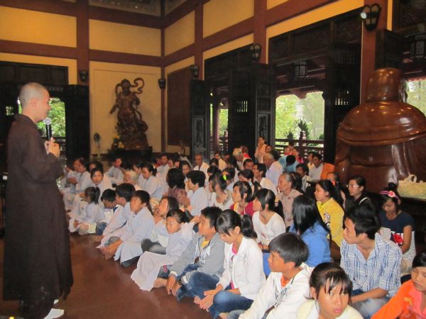 Long An: chùa Khánh Ninh hướng dẫn các bạn trẻ hành hương lễ Phật đầu năm