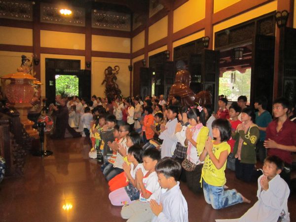 Long An: chùa Khánh Ninh hướng dẫn các bạn trẻ hành hương lễ Phật đầu năm