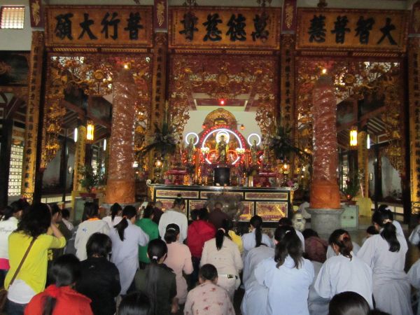 Long An: chùa Khánh Ninh hướng dẫn các bạn trẻ hành hương lễ Phật đầu năm