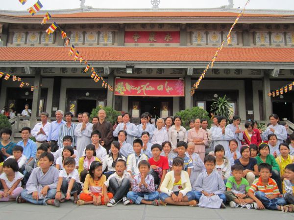 Long An: chùa Khánh Ninh hướng dẫn các bạn trẻ hành hương lễ Phật đầu năm