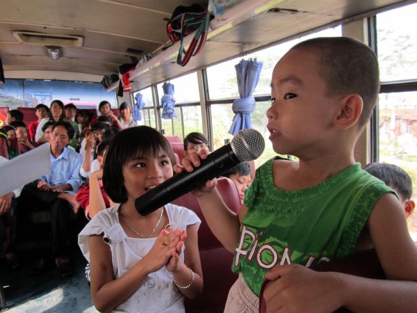 Long An: chùa Khánh Ninh hướng dẫn các bạn trẻ hành hương lễ Phật đầu năm