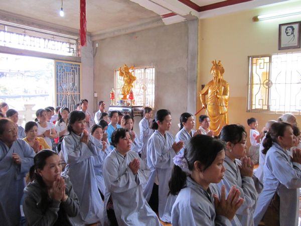 Long An: chùa Khánh Ninh hướng dẫn các bạn trẻ hành hương lễ Phật đầu năm