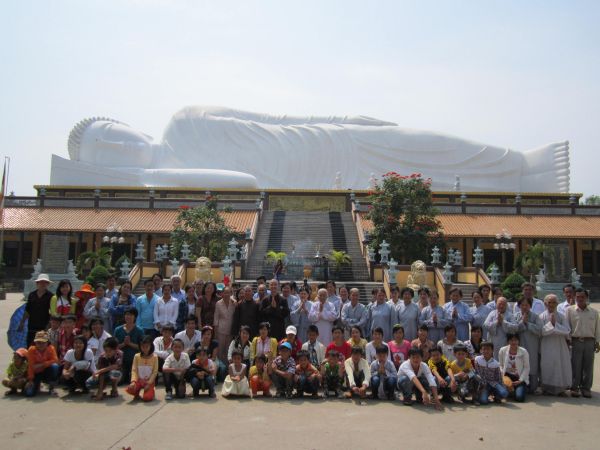 Long An: chùa Khánh Ninh hướng dẫn các bạn trẻ hành hương lễ Phật đầu năm